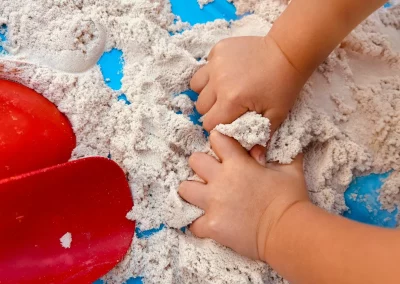 Activités manuelles avec du sable à la MAM St-Marcel