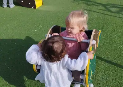 Enfants dans un parc extérieur. Promenade.