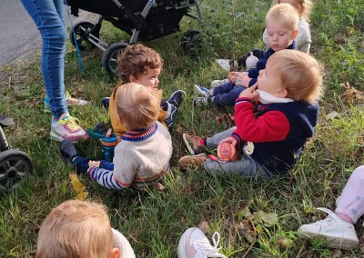 Sortie goûter en extérieur encadrée par les assistantes maternelles