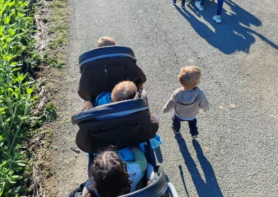 Promenade en poussette encadrée par les assistantes maternelles