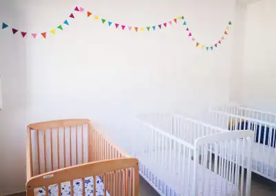 Lits à barreaux en bois dans la chambre