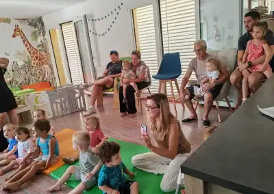 Parents et enfants attentifs lors d'une animation
