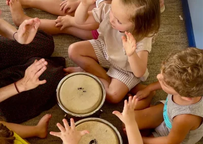 Animation musique dans la MAM. Les enfants jouent des percussions.