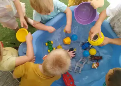 Jeux d'eaux dans le jardin clôturé et sécurisé de la MAM