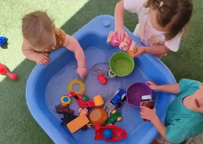 Jeux d'eaux dans une bassine - Regards d'Enfants