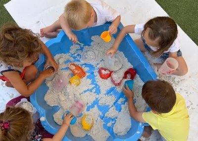 Jeux de sable dans une bassine pour les enfants