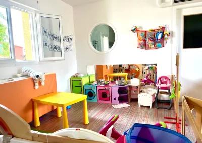 Coin jeu de la salle de vie, aménagé comme une cuisine